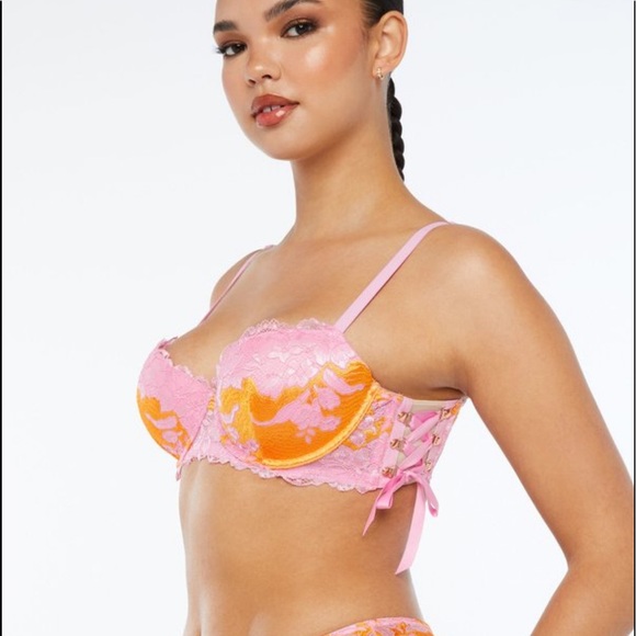 SAVAGE X FENTY | Lace'd Up Padded Low Balconette Bra - Picture 3 of 4